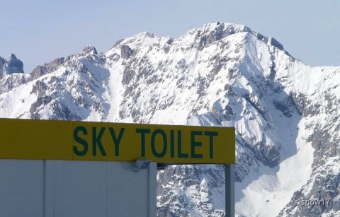 A legviccesebb hely! Beülsz, körülötted üvegfalak, te kilátsz, de ők nem látnak téged. Trónolás felsőfokon, királyi panorámával! :o)