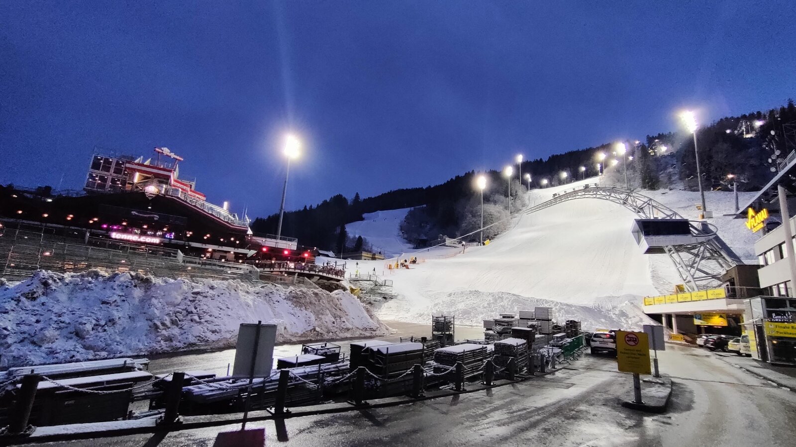 Egy hét múlva lesz a Night Race esti verseny, már épül a lelátó.