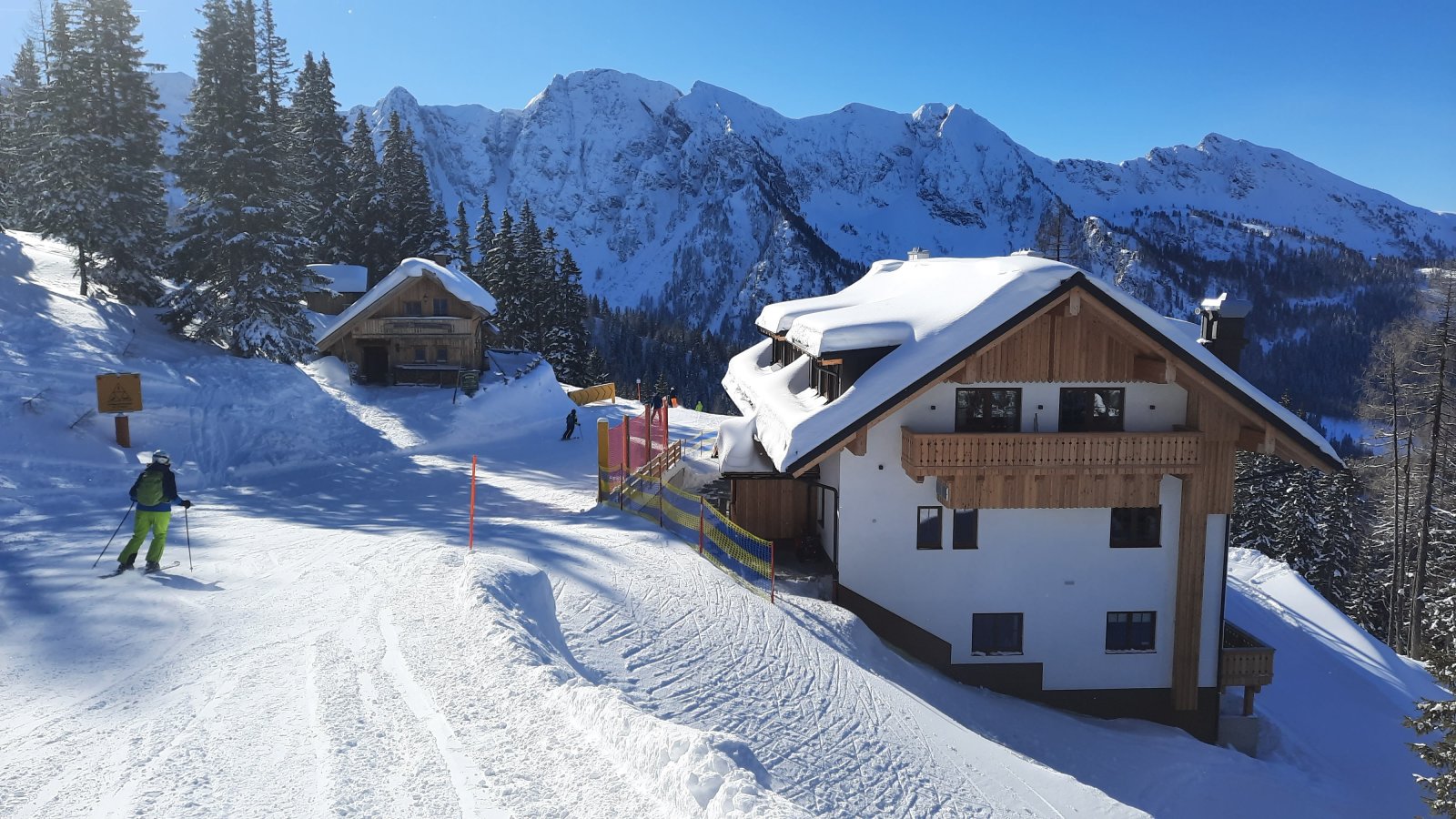 Átcsúszás Haus felől Planai irányába, havas fenyveseken keresztül