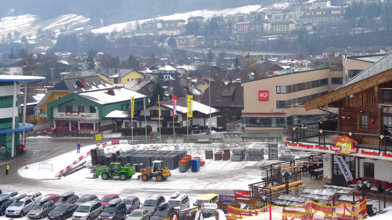 Folyik a völgyállomás melletti parkoló nézőtérré alakítása