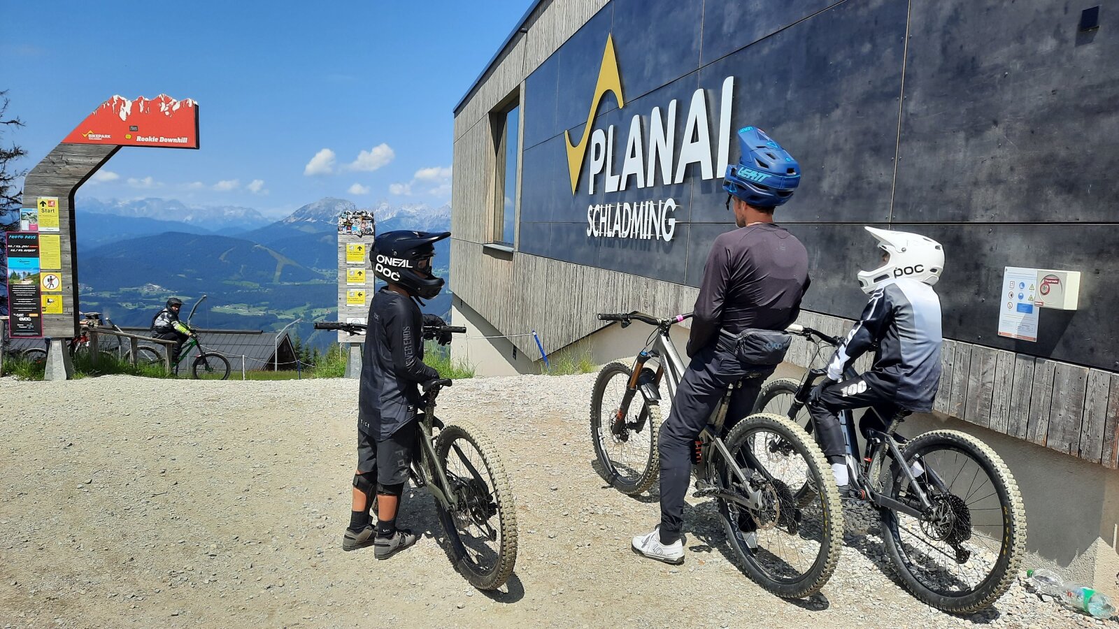 Gyerekek teljes védőfelszerelésben