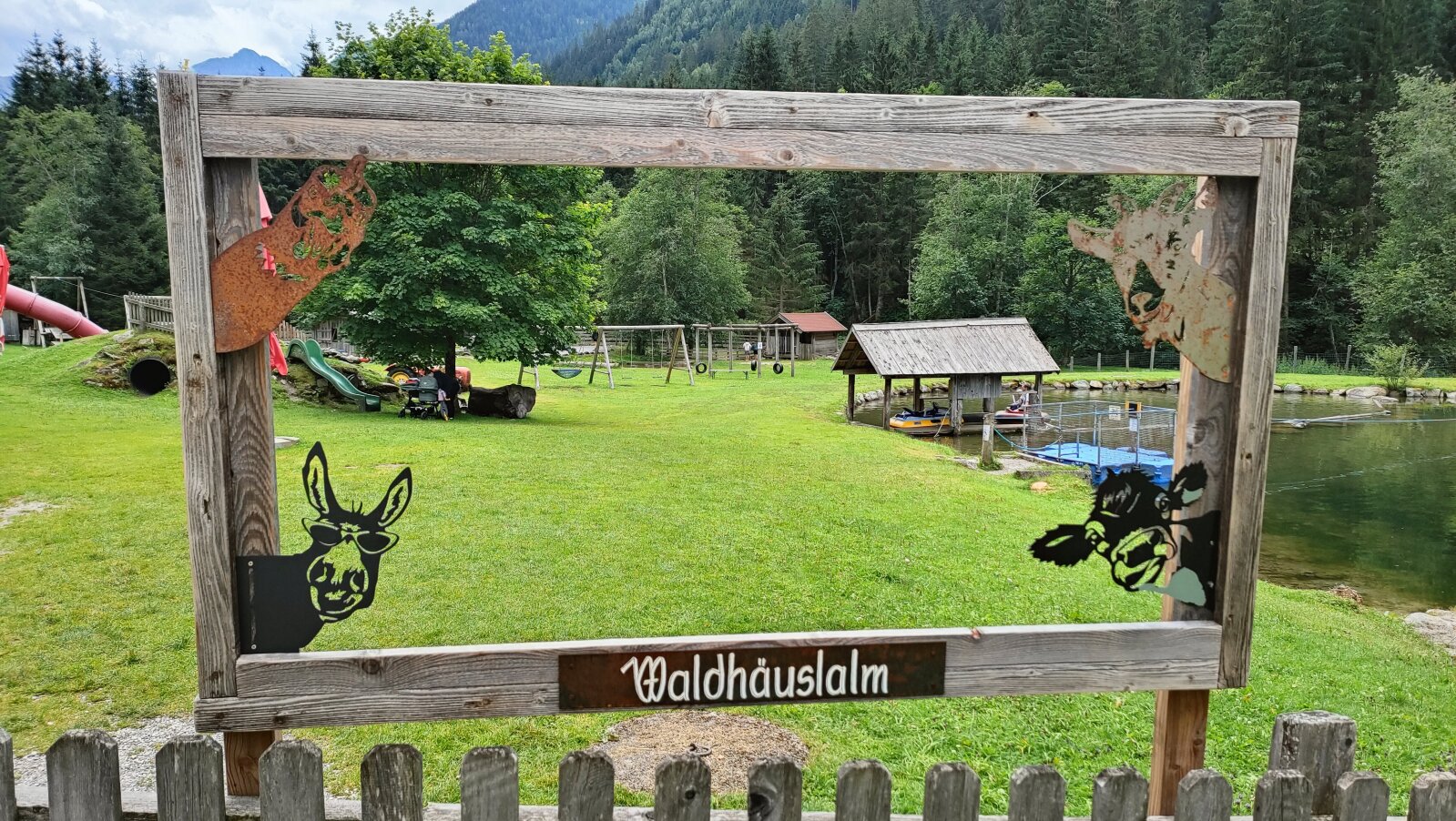 Kalandjátszótér és hütte a Wilde Wasser túra mentén