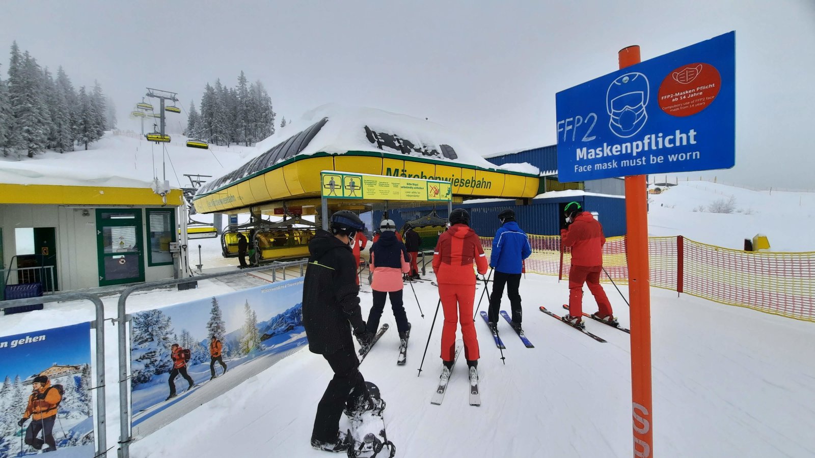 Kötelező FFP2-es maszkhasználatra figyelmeztető tábla a 8-üléses Märchenwiesenbahn felvonó előtt. Itt sem kellett sorba állni.