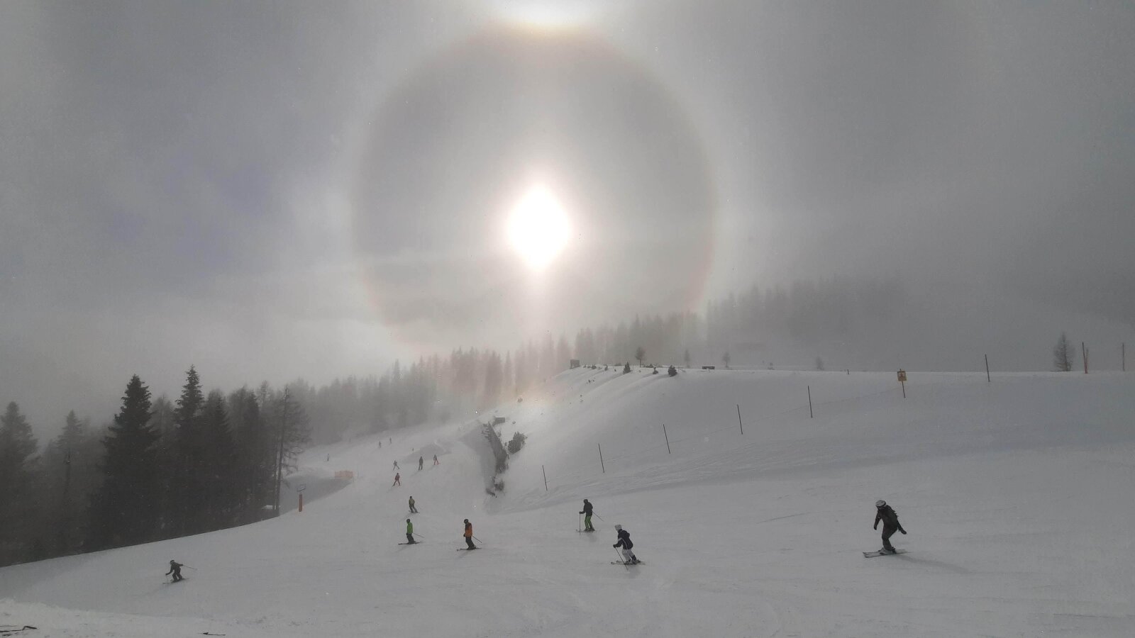 Halojelenség: jégkristályokon átszűrődő fény