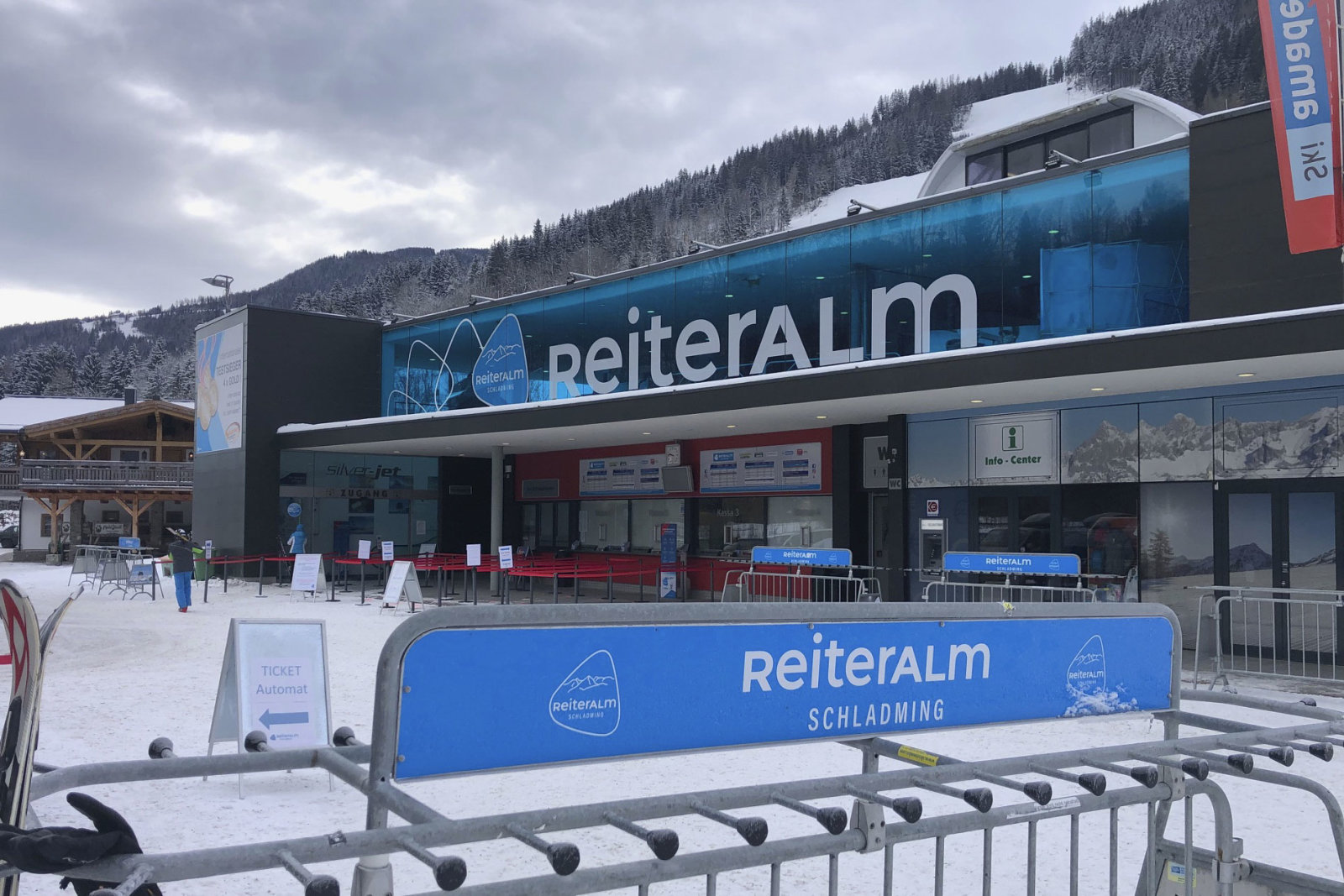 Reiteralm völgyállomás: a bérletpénztáraknál senki | Fotó: Szántó György