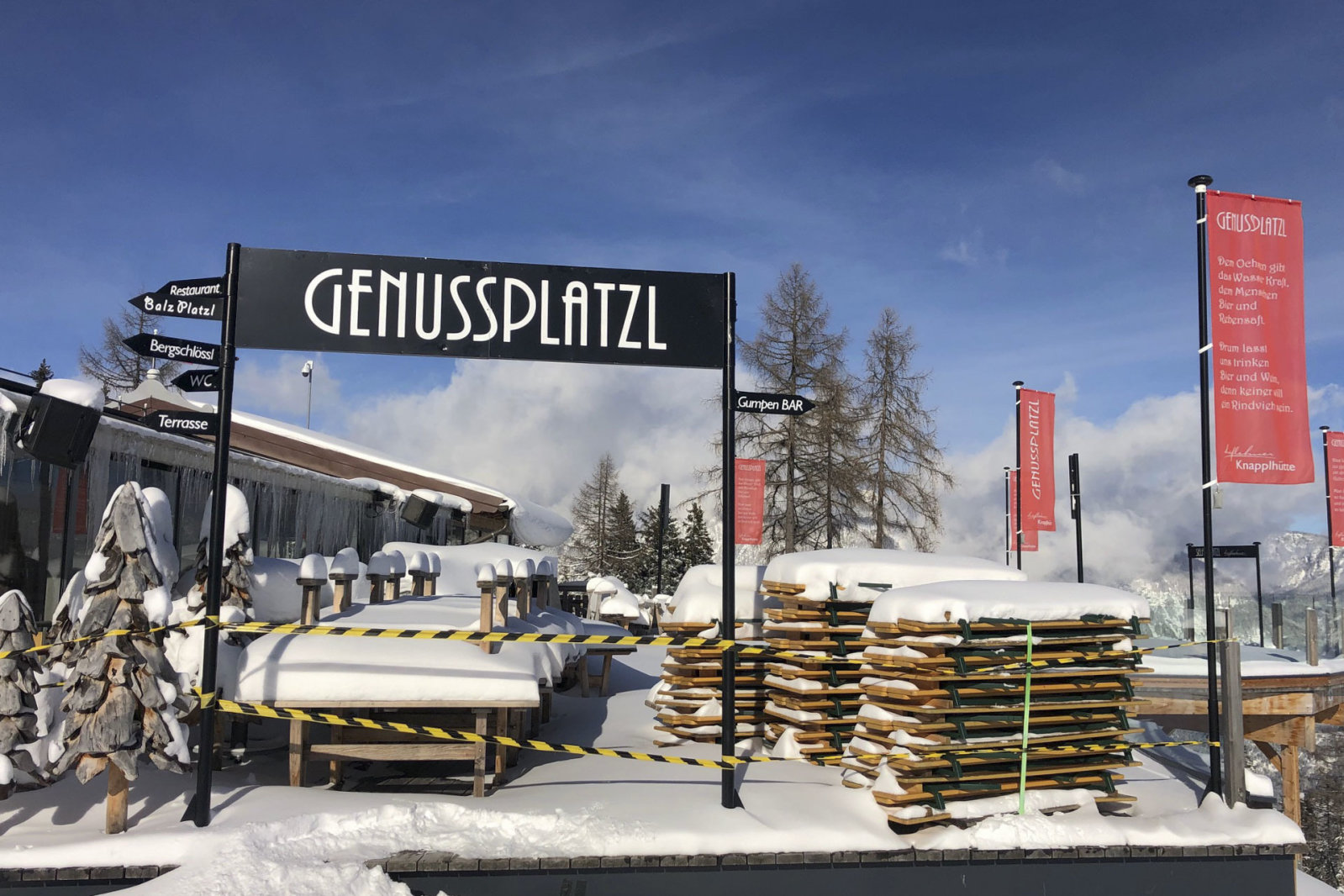 A síelés élvezeti része elmarad. Hegyen és völgyön minden hütte zárva, a terasz szalaggal lekerítve. | Fotó: Szántó György