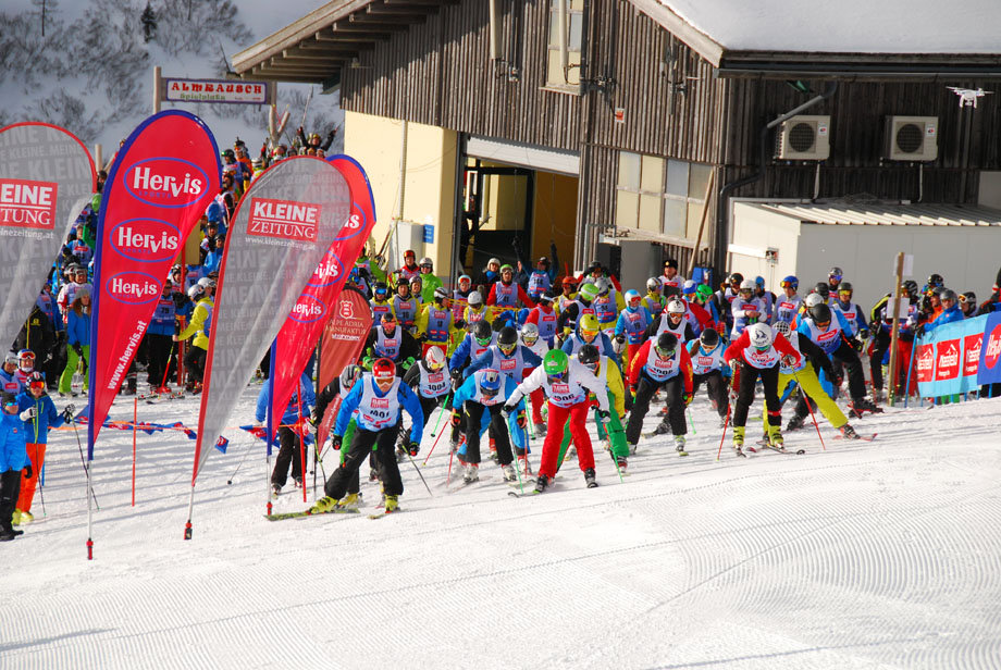 Húszfős csapatokban indítják a versenyzőket és összesen kilenc, különböző nehézségű pályát kell legyőzniük.