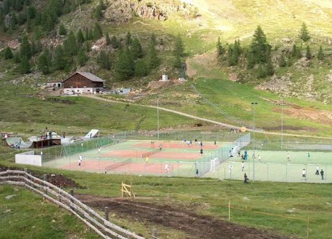 A déutánt ki tenisszel...