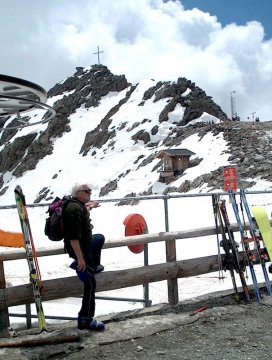 Gramond csúcskeresztje a teraszról