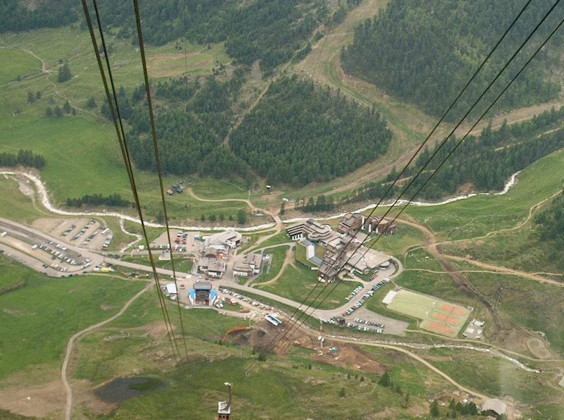 Az apartmanház környéke.