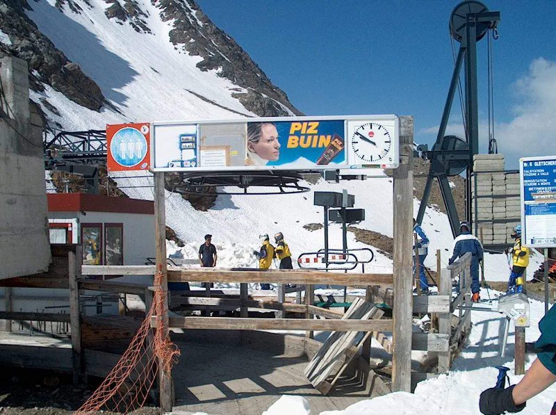 Gleccser-tó ikerliftjének alsó állomása