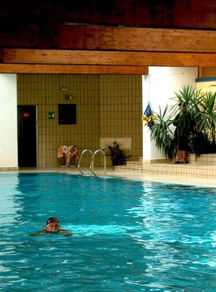 ...a nagy és kényelmes uszodájába.