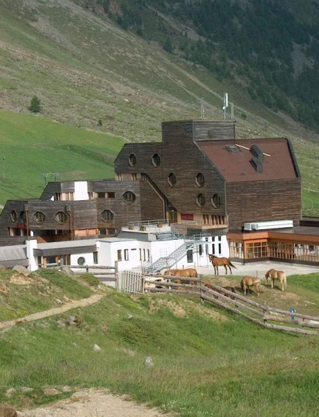 ...a Kurzas apartmanházba...