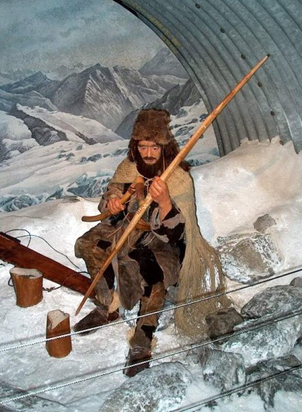Ötzi rekonstruált viaszbábuja Schnalstalon - Kattints a képre a nagyításhoz