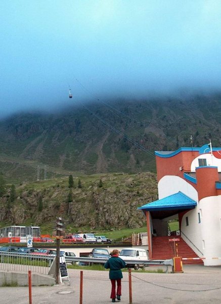 Grawand felé tartó kabin a felhőalap alatt.