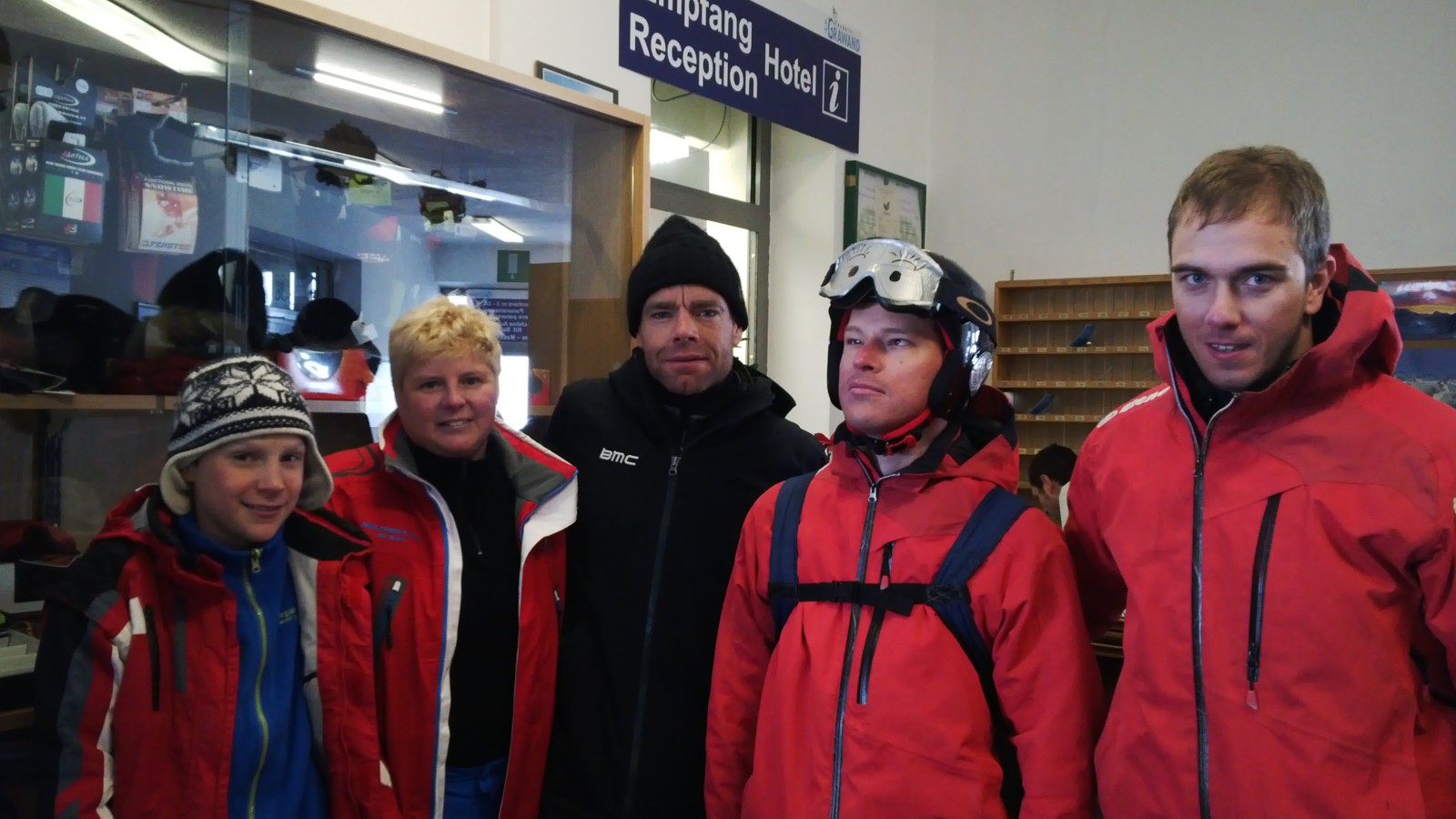 Középen Cadel Evans, a 2011-es Tour de France győztese