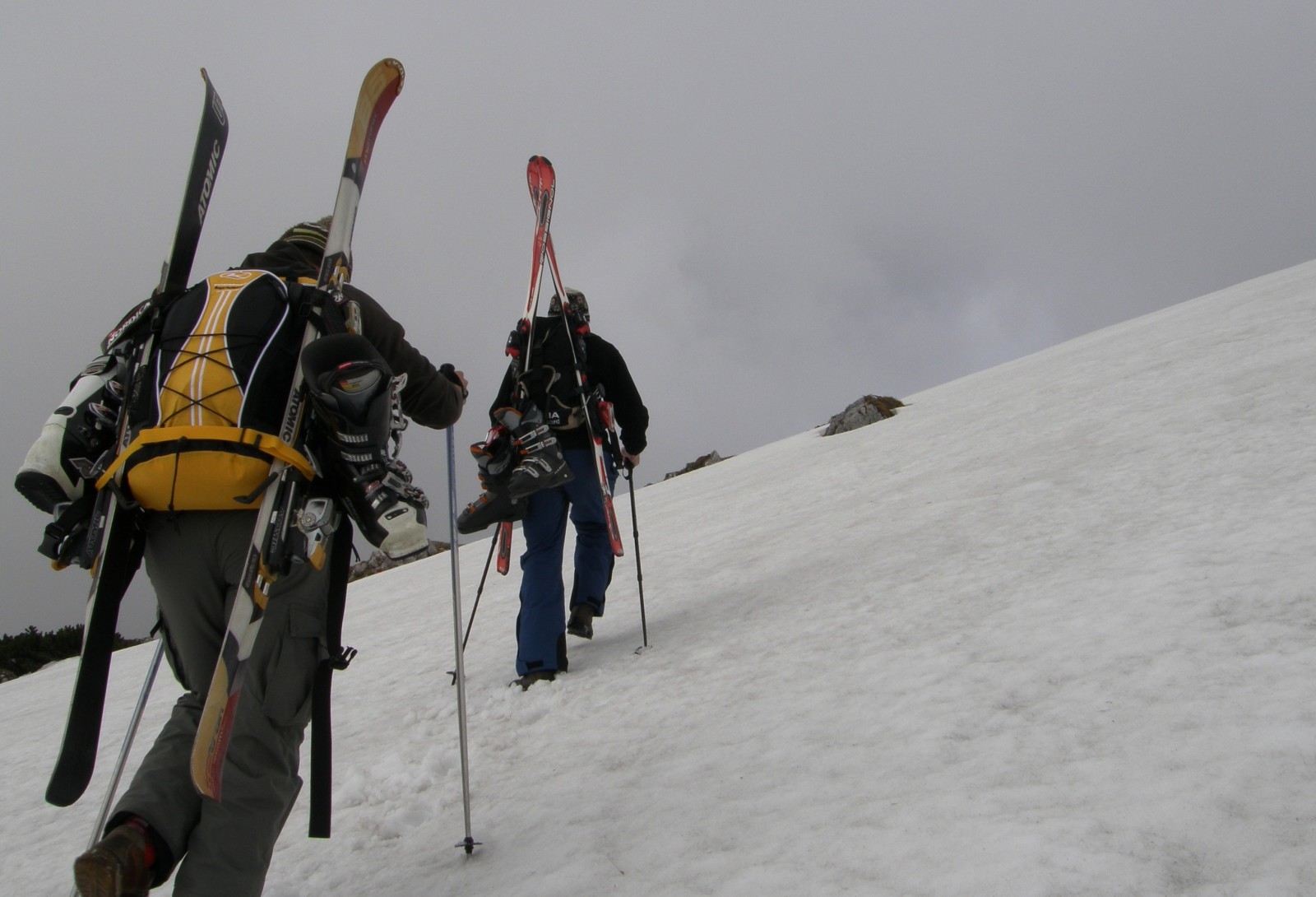 Vonatos-hegymászós-traktoros hófoltsíelésünk, napsütésben, ködben, felhőben, 1 perces esőben, negyed órás hózáporban - mindez egy napon.