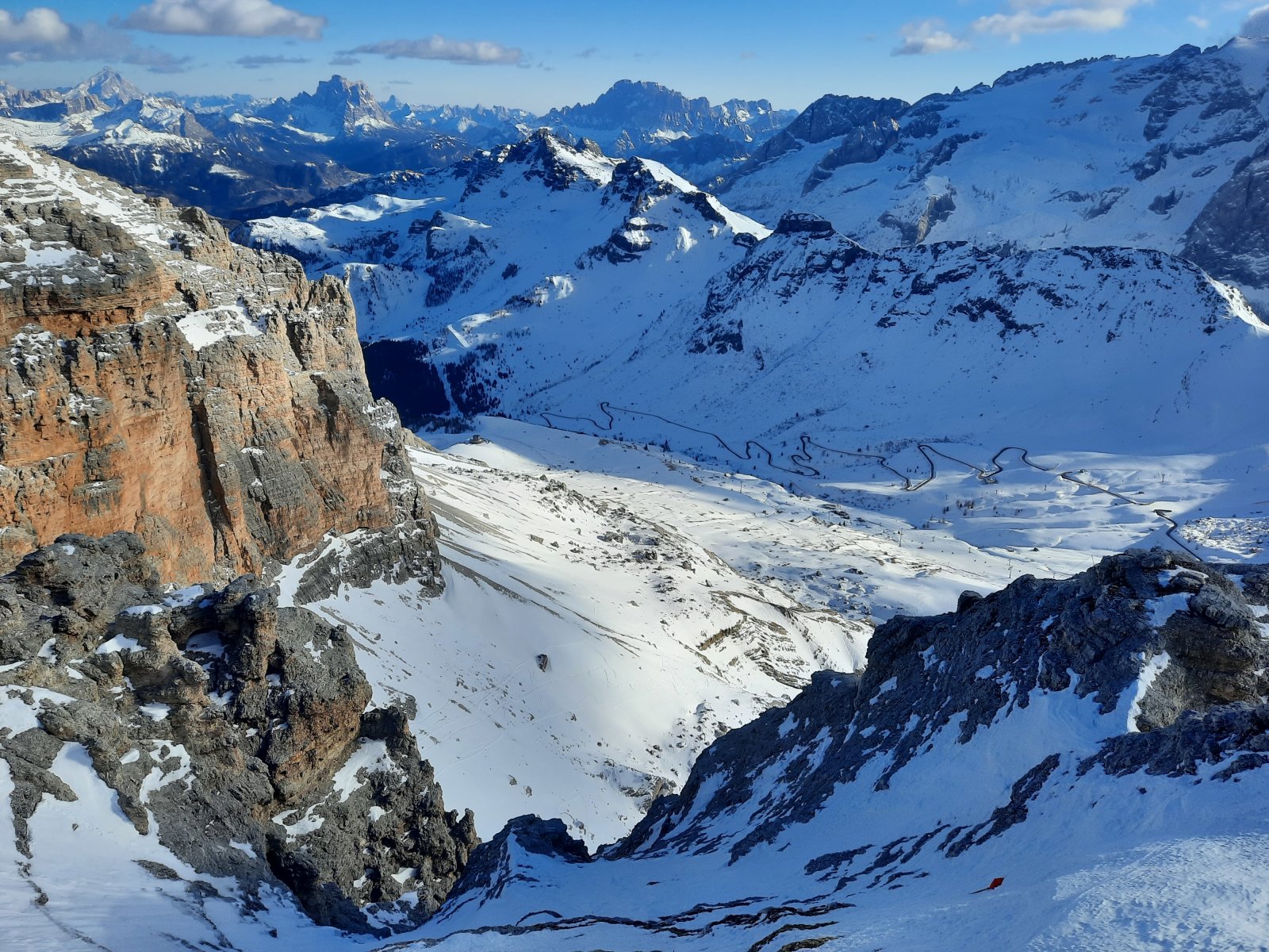Kilátás a Belvedere sícentrumra a Sass Pordoiról.