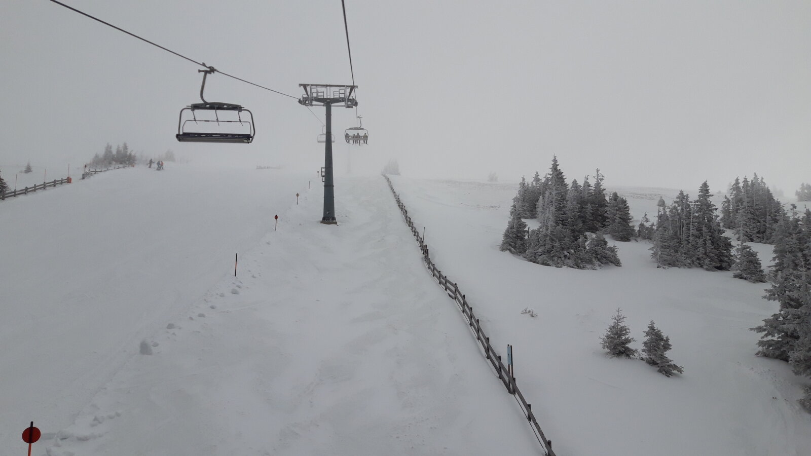 A 11 piros pálya fent és a friss hó a fenyők alatt