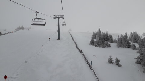 A 11 piros pálya fent és a friss hó a fenyők alatt