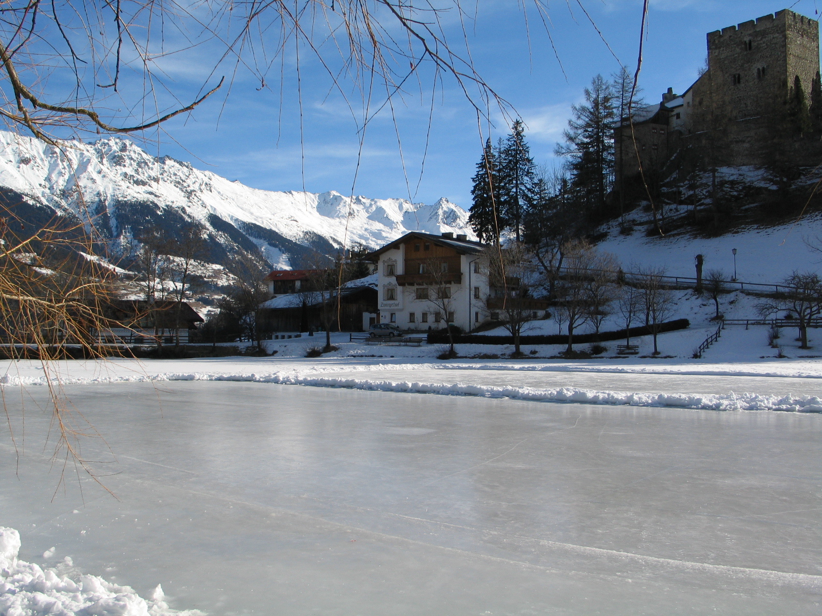 Koripálya a vár tövében, Ladisban