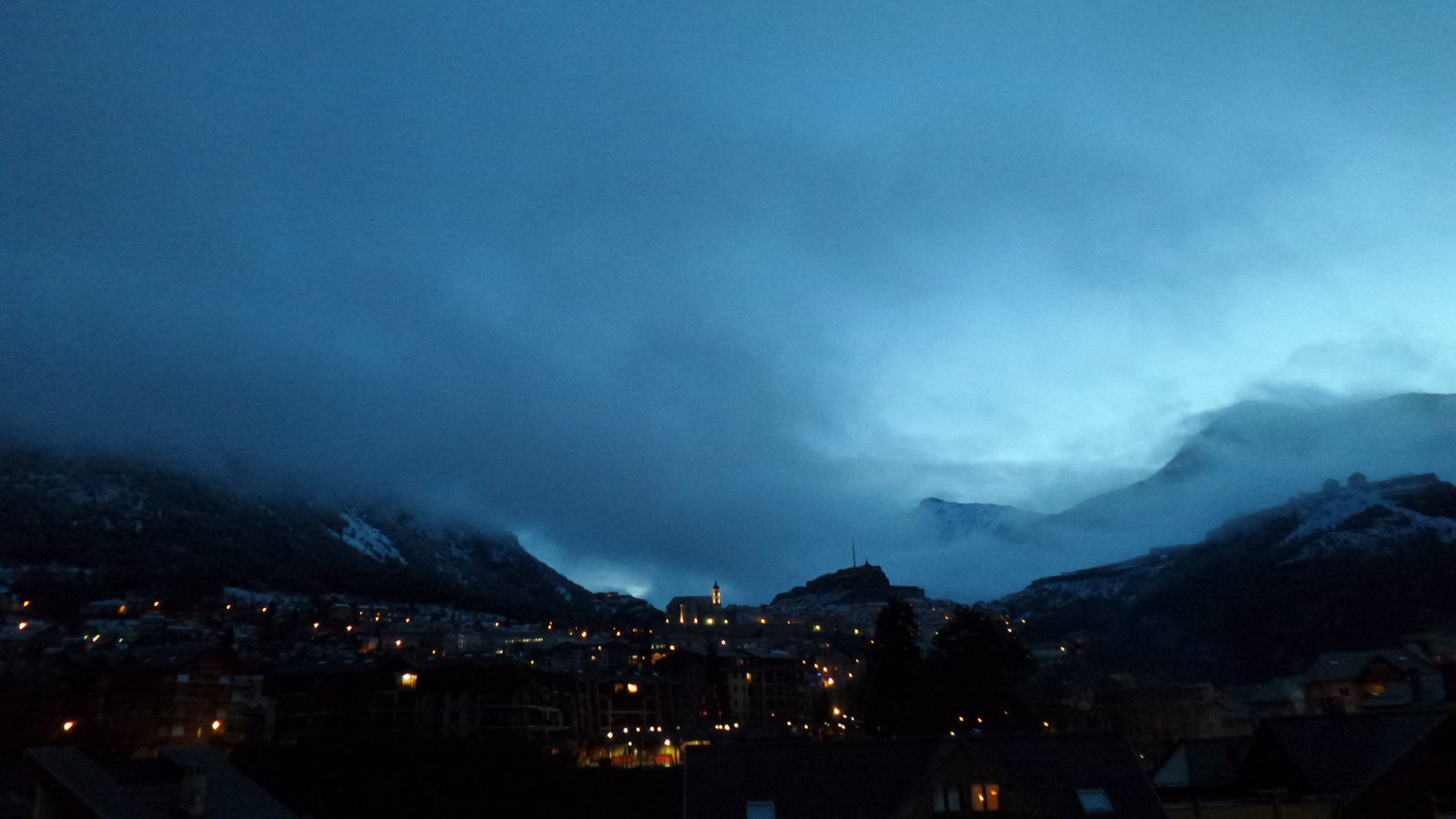 Briancon ébredezik.