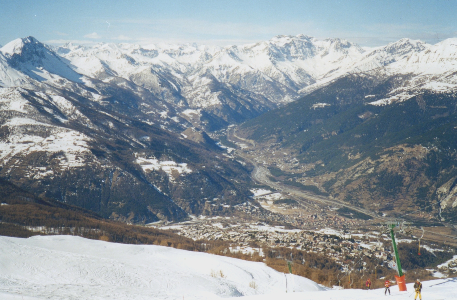 KILÁTÁS AZ AUTÓPÁLYÁRA