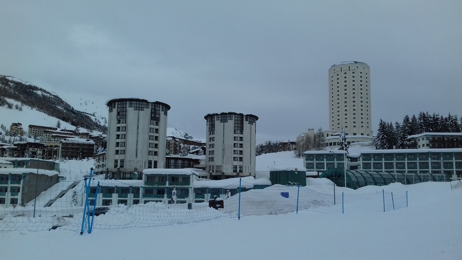 Sestriere, az "erőmű hűtőtornyok"