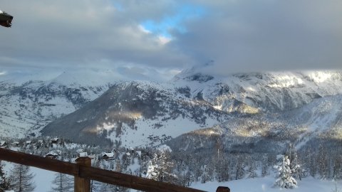 Claviere, a felhőkkel takarózó csúcsok