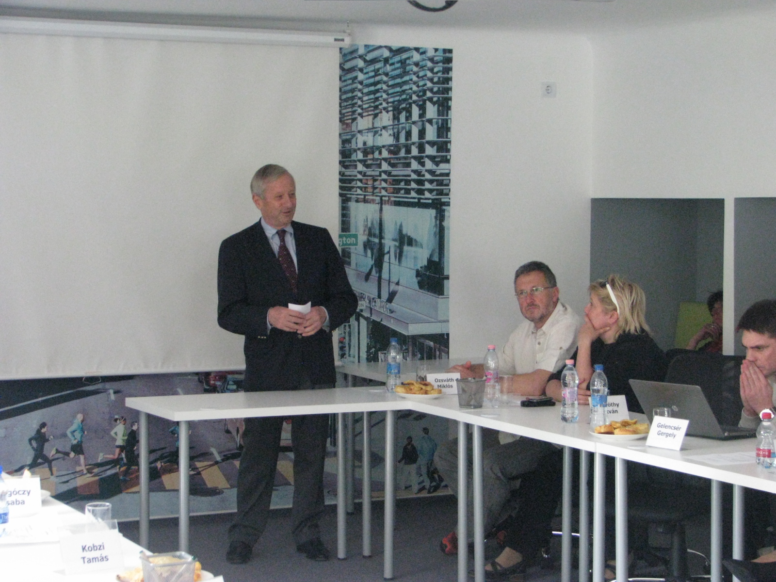 Nyitóelőadás - Dr. Megyesy Jenő miniszterelnöki főtanácsadó,  az Aspeni Síközpont jogásza, évtizedeken keresztül több üzleti klaszter jogi képviselője az USA-ban