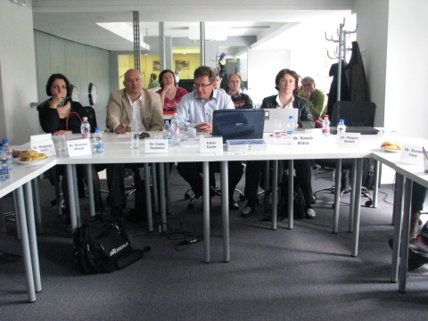 A tájékoztató elnöki asztala