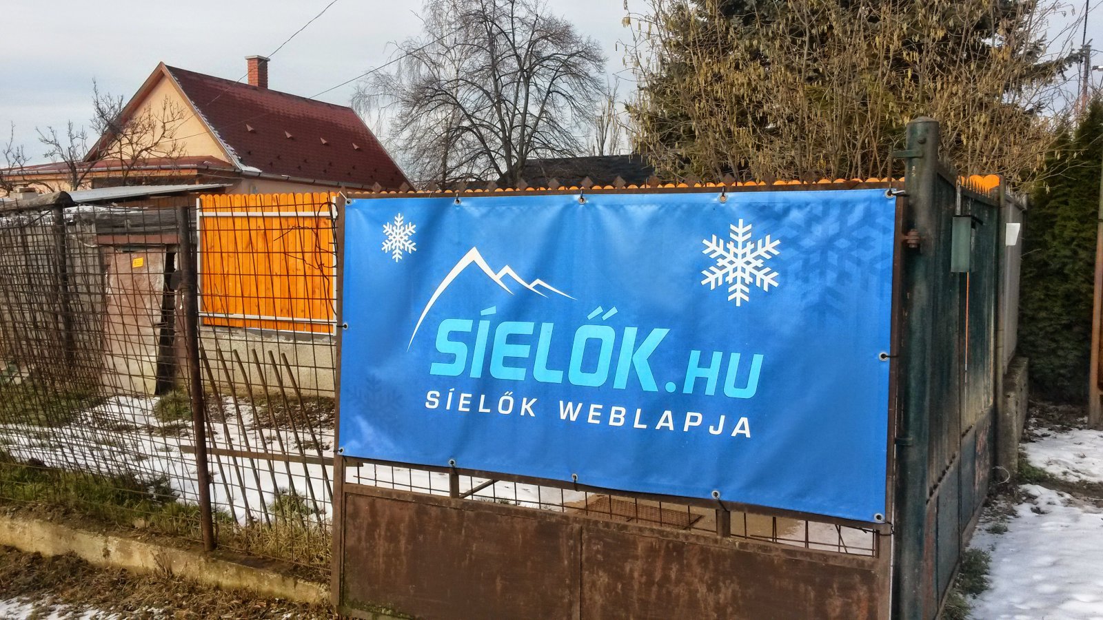 Gödöllő, Megyeri Síiskola műanyag pálya bejárata