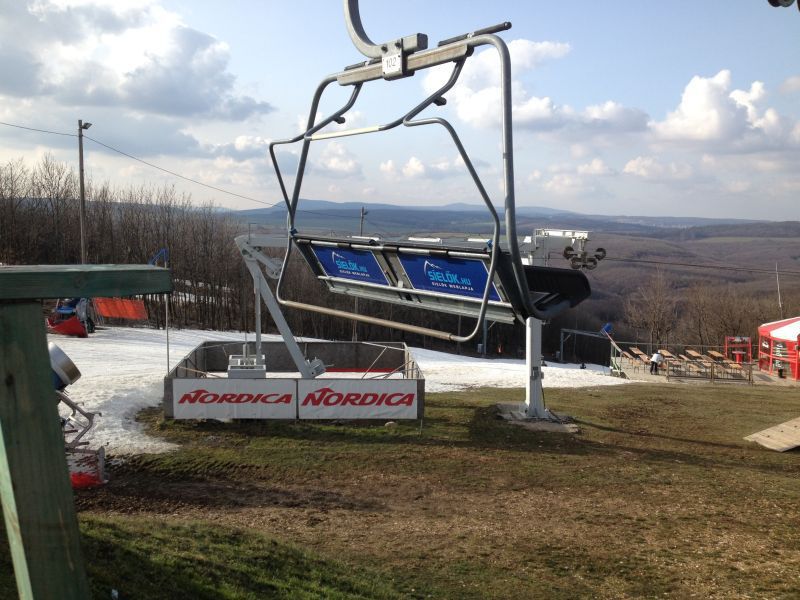 Megjelenésünk az eplényi Síarénában - síelők.hu matricák az ülőszékes felvonón