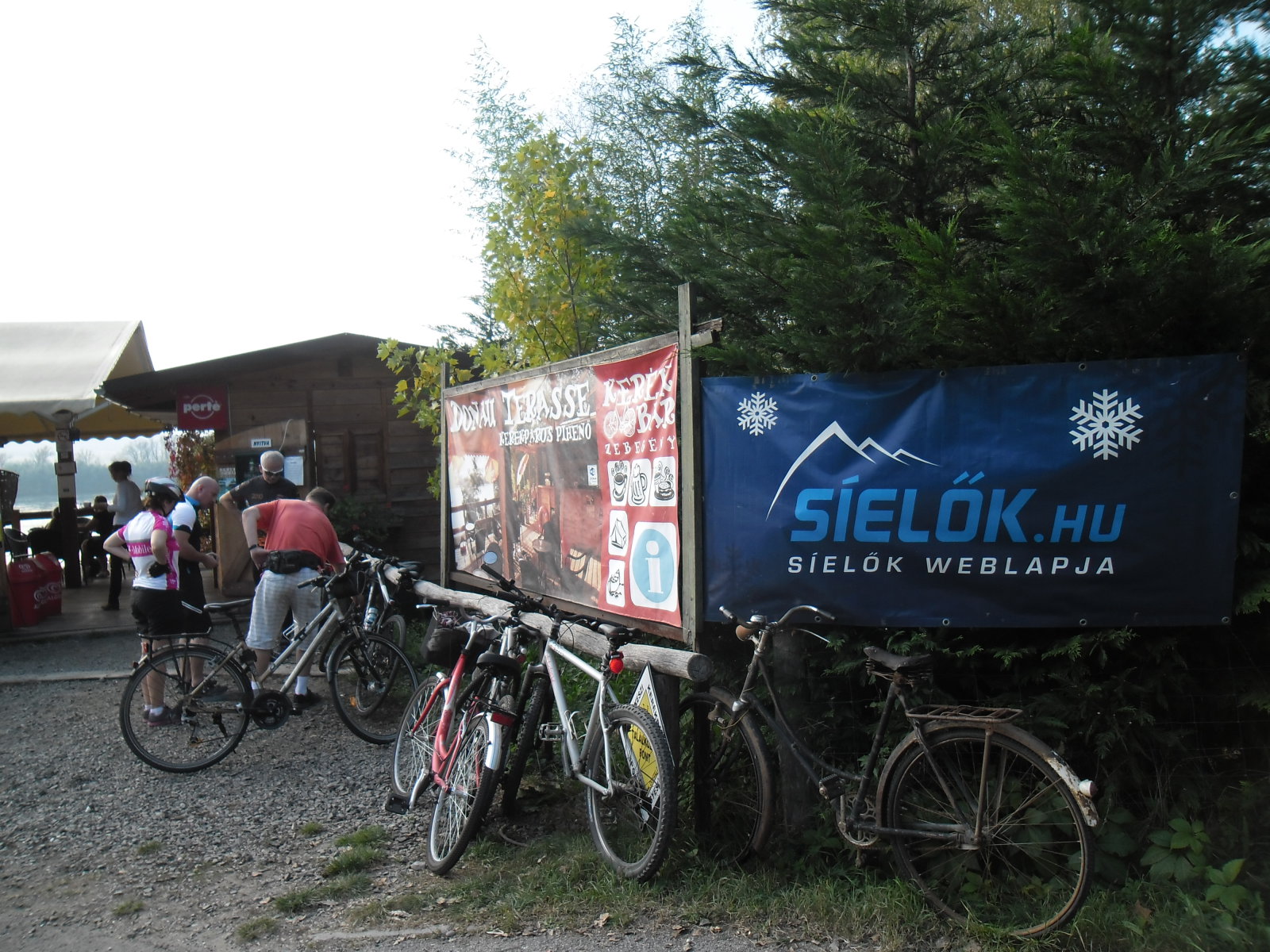 A 12-es főút mellett a Zebegényi Kerékbár bejáratánál