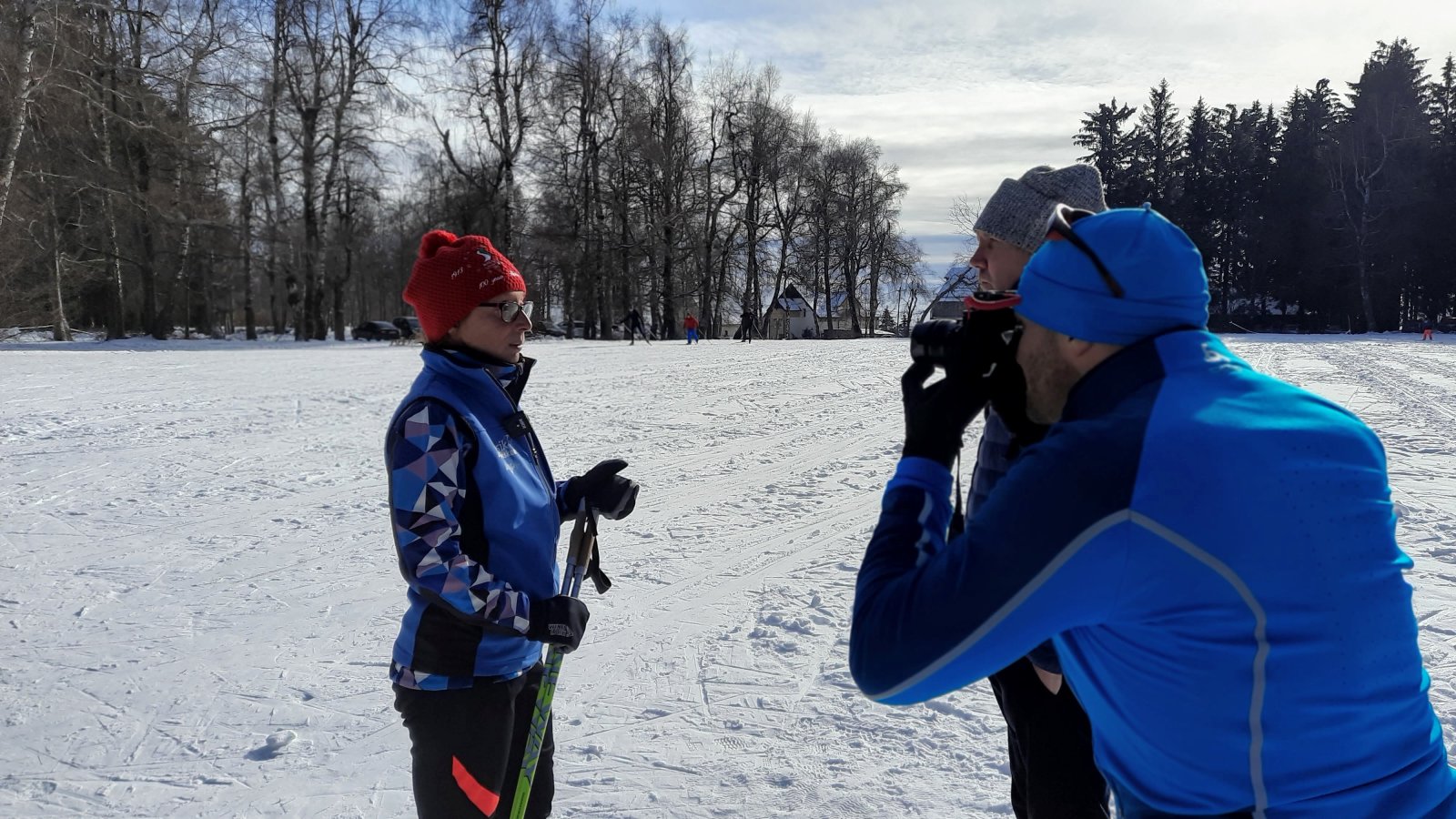 "Sok munka van ebben a sífutópályában. Abban is, hogy ezt egyáltalán létre tudjuk hozni." - Bozsik Anna éppen interjút ad a Galyatetőn.