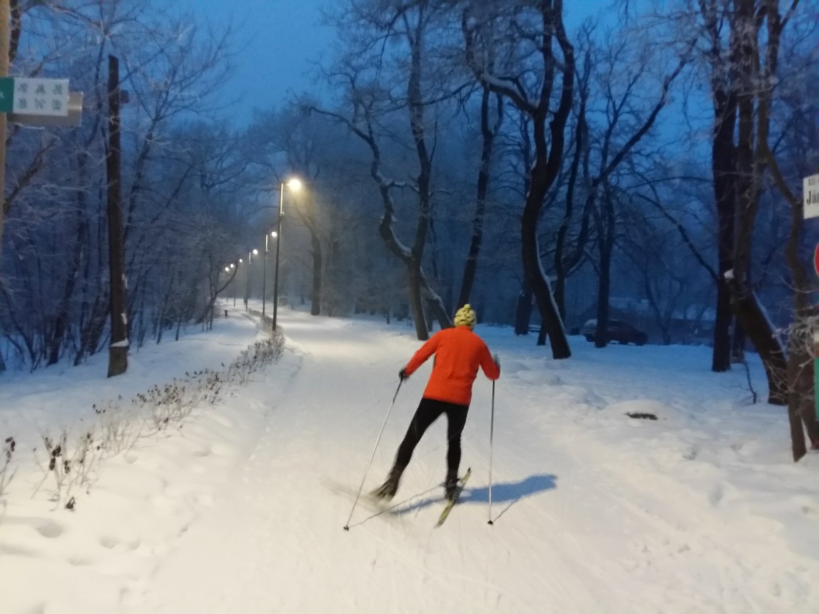 Esti sífutás a Normafánál, ratrakkal kezelt úton