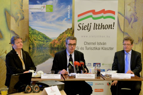 Mártonné Máthé Kinga Magyar Turizmus Zrt. belföldi igazgató, Dr. Ruszinkó Ádám Nemzetgazdasági Minisztérium turizmusért felelős h.államtitkára, Fehér Gyula a Chernel István Sí és Turisztikai klaszter ötletgazdája  -  fotó: amdala.hu
