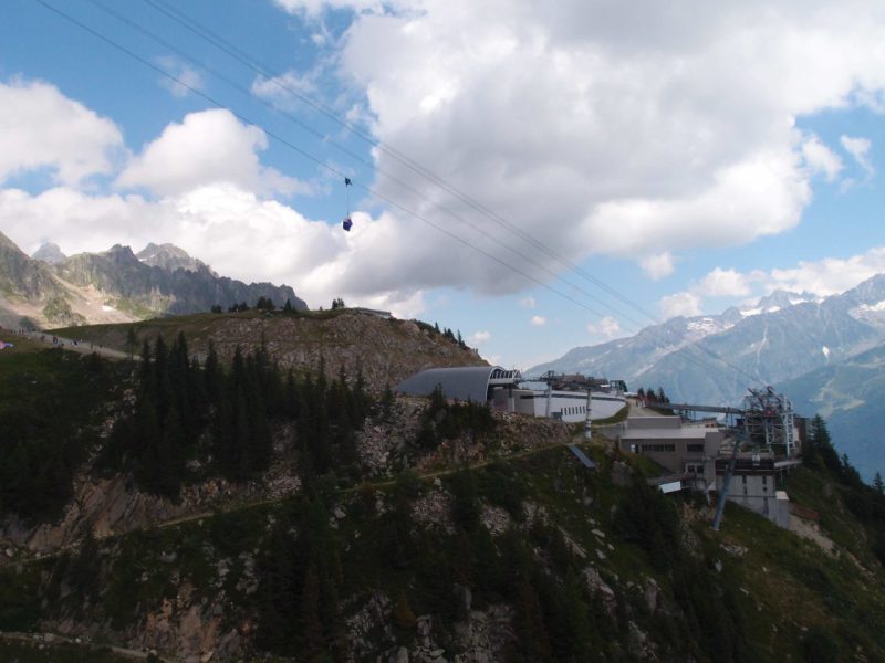 Siklóernyősök akadtak a lift drótkötelébe (Kép: http://www.20min.ch)