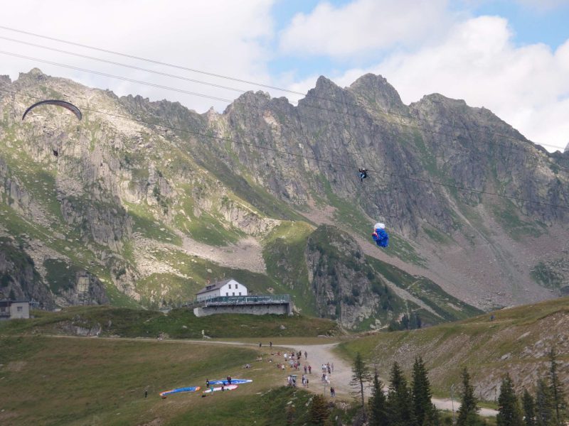 Siklóernyősök akadtak a lift drótkötelébe (Kép: http://www.20min.ch)