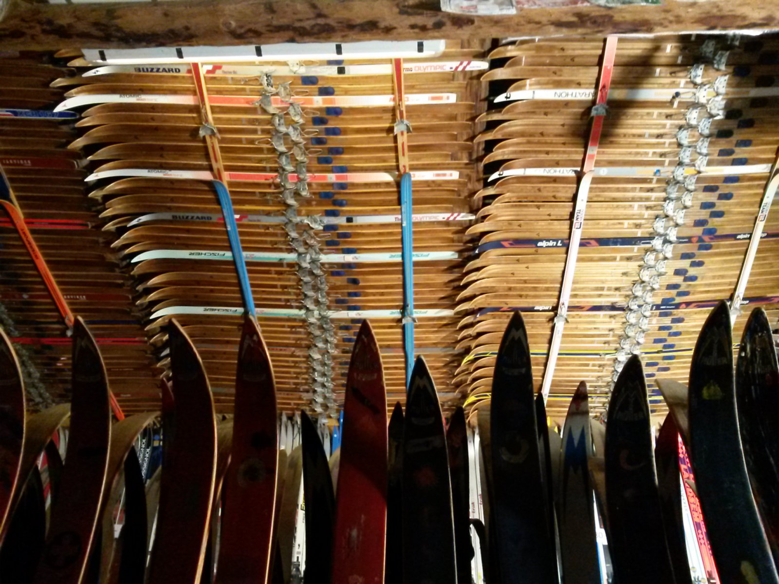 A múzeum egyetlen légtérben található, az egész egy nagy pajta, melynek minden négyzetcentiméterét sílécek burkolják, a plafonig bezárólag.