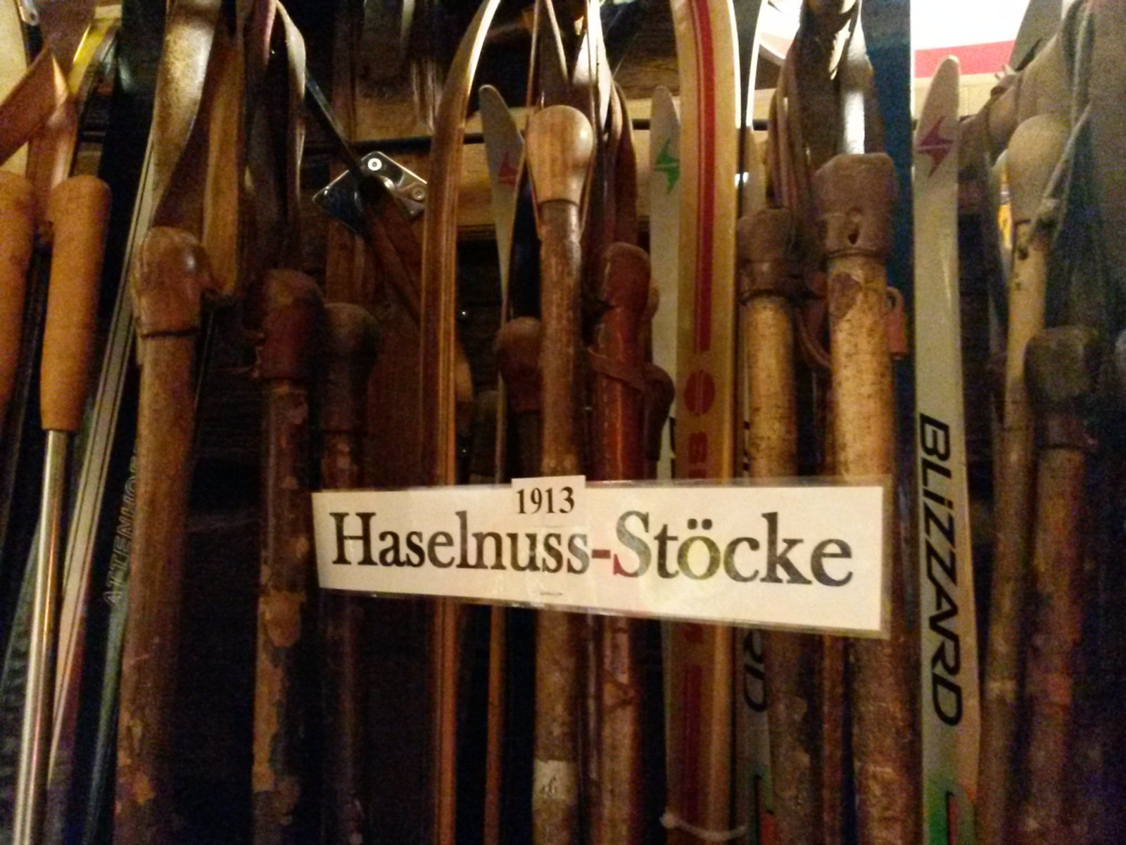 Mogyorófából készült síbotok bőrszíjjal