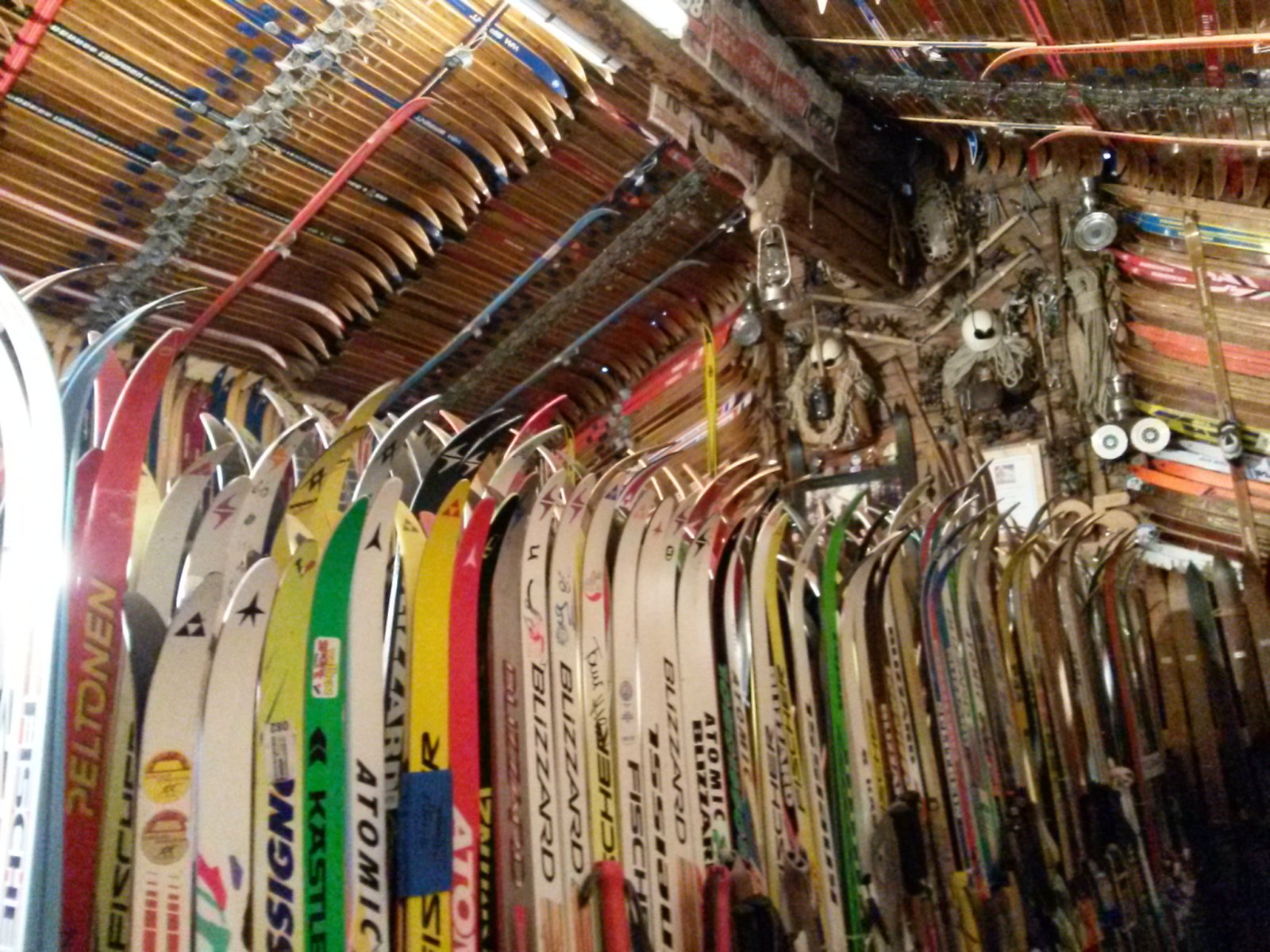 Közel ezer pár léc található a símúzeumban. 