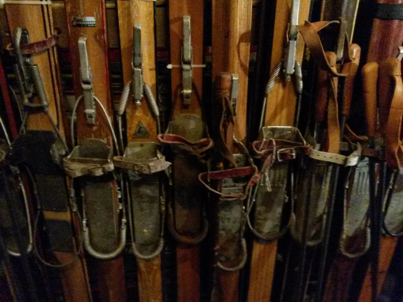 Lesiklólécek fából, fém kötéssel