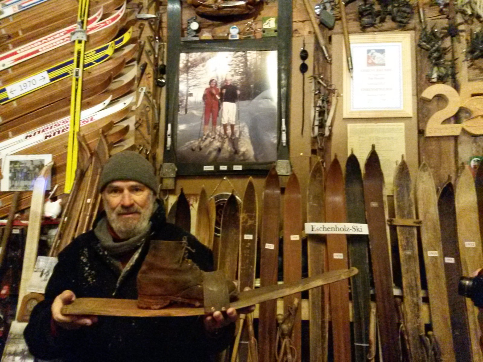 Ilyen volt a síléc őse - mutatja kísérőnk. Ezzel közlekedtek a helybéliek a falvakat gyakran betemető többméteres hóban.