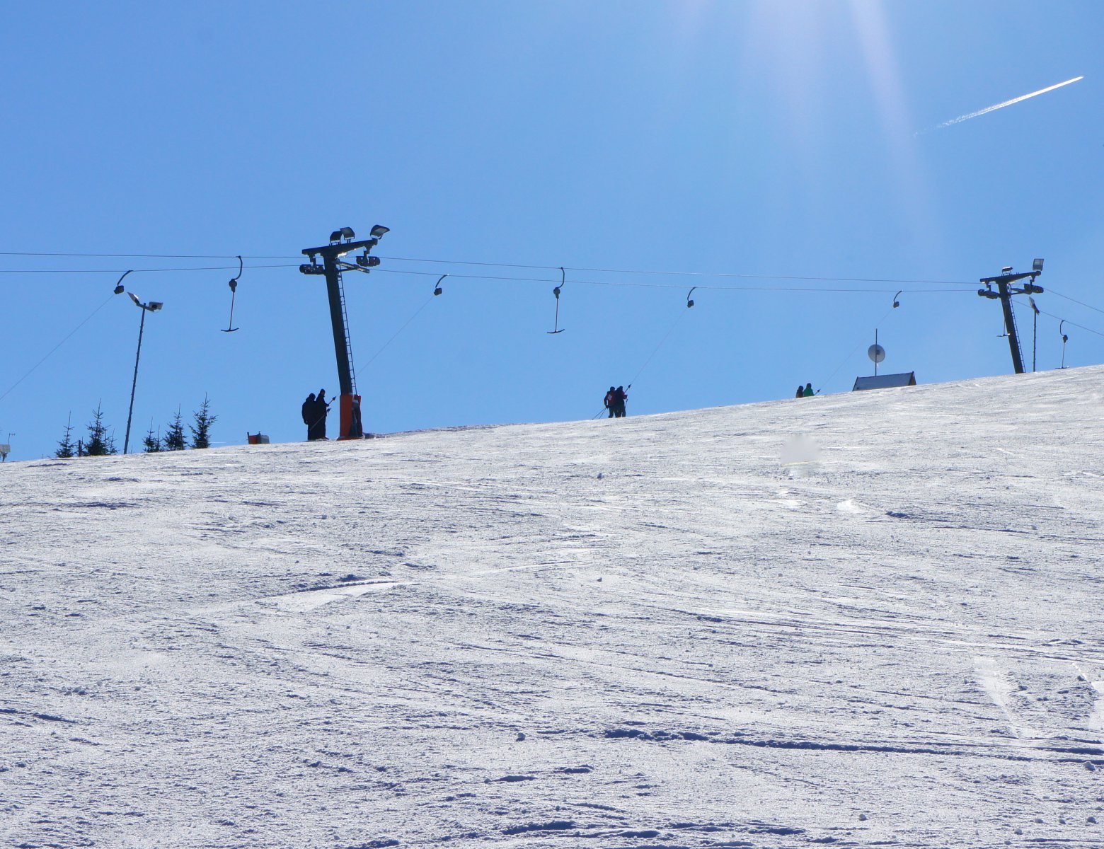 Kilátás a 3-as sípályáról. Háttérben a C jelzésű csákányos lift.