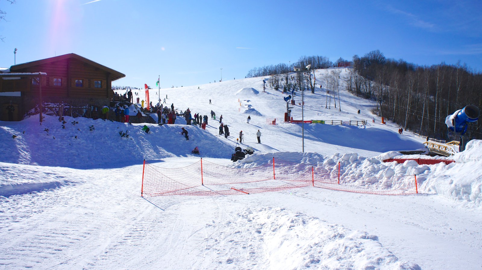 Kilátás a HócsúszdaParkból. Előtérben a Hóhatár Hütte és a Sípark felső része látható!
