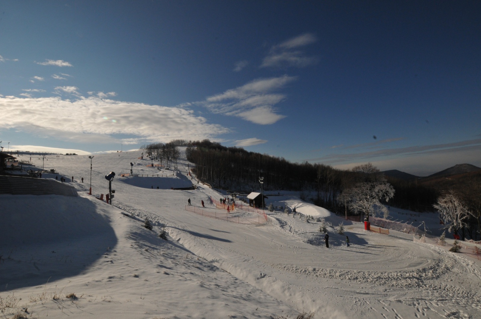 Az idei szezonra megnyitott a vadonatúj 5B jelölésű panoráma-szerpentin sípálya is! Az egyedülálló vonalvezetésű sípálya több száz méter hosszban "tekereg" le a völgy felé.