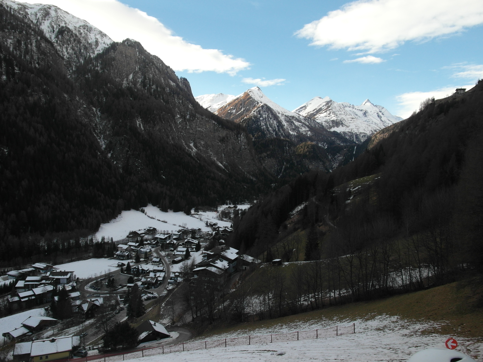 A völgyben Heiligenblut, háttérben a Grossglockner
