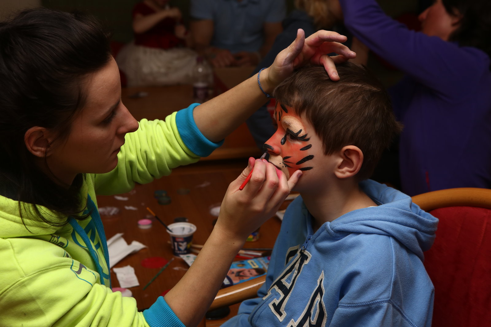 Készül az arcfestés, síelés után sem unatkozunk