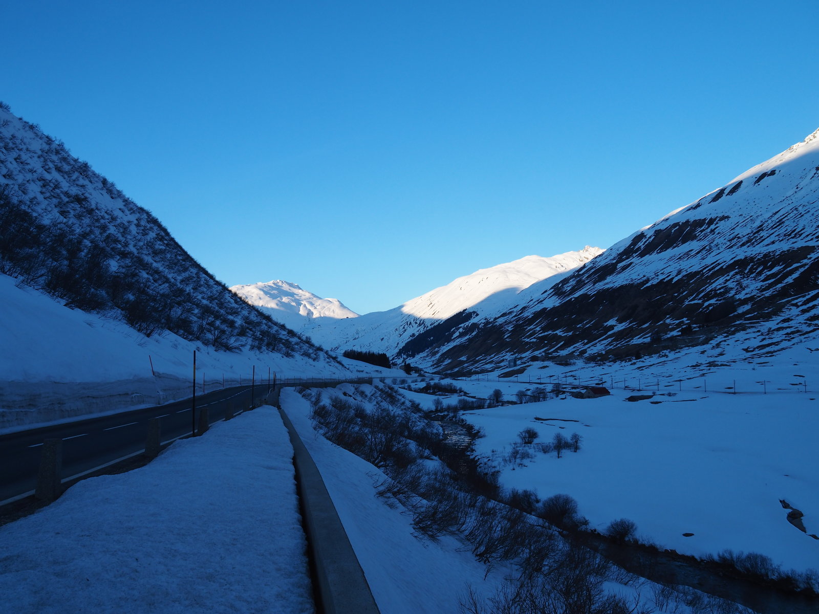 Andermattból Realpba: jobbra a Furka hágó, balra levő hegyet terveztem megmászni